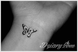 Wzory tatuaży na nadgarstki mogą być zarówno skromne i symboliczne jak i rozbudowane zarówno pod względem formy jak i kolorystyki. Cytaty, niewielkie krzyże, ale też spore koniczyny - wybór jest ogromny. 