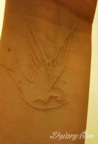 Wzory tatuaży na nadgarstki mogą być zarówno skromne i symboliczne jak i rozbudowane zarówno pod względem formy jak i kolorystyki. Cytaty, niewielkie krzyże, ale też spore koniczyny - wybór jest ogromny. 