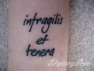 Wzory tatuaży na nadgarstki mogą być zarówno skromne i symboliczne jak i rozbudowane zarówno pod względem formy jak i kolorystyki. Cytaty, niewielkie krzyże, ale też spore koniczyny - wybór jest ogromny. 