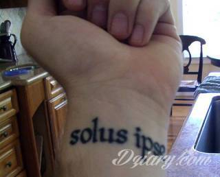 Wzory tatuaży na nadgarstki mogą być zarówno skromne i symboliczne jak i rozbudowane zarówno pod względem formy jak i kolorystyki. Cytaty, niewielkie krzyże, ale też spore koniczyny - wybór jest ogromny. 