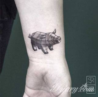 Wzory tatuaży na nadgarstki mogą być zarówno skromne i symboliczne jak i rozbudowane zarówno pod względem formy jak i kolorystyki. Cytaty, niewielkie krzyże, ale też spore koniczyny - wybór jest ogromny. 