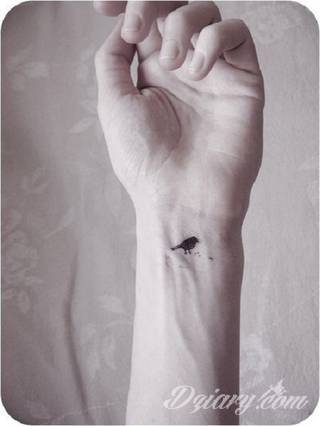 Wzory tatuaży na nadgarstki mogą być zarówno skromne i symboliczne jak i rozbudowane zarówno pod względem formy jak i kolorystyki. Cytaty, niewielkie krzyże, ale też spore koniczyny - wybór jest ogromny. 