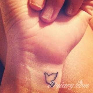 Wzory tatuaży na nadgarstki mogą być zarówno skromne i symboliczne jak i rozbudowane zarówno pod względem formy jak i kolorystyki. Cytaty, niewielkie krzyże, ale też spore koniczyny - wybór jest ogromny. 