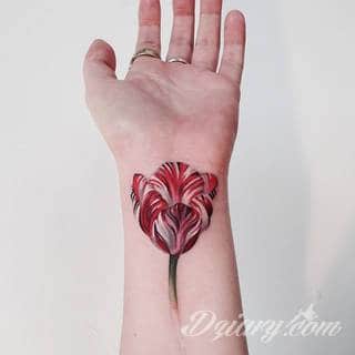 Wzory tatuaży na nadgarstki mogą być zarówno skromne i symboliczne jak i rozbudowane zarówno pod względem formy jak i kolorystyki. Cytaty, niewielkie krzyże, ale też spore koniczyny - wybór jest ogromny. 