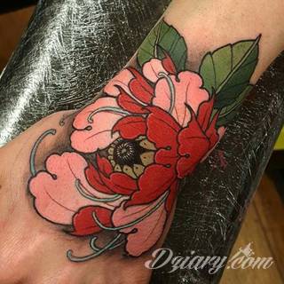 Wzory tatuaży na nadgarstki mogą być zarówno skromne i symboliczne jak i rozbudowane zarówno pod względem formy jak i kolorystyki. Cytaty, niewielkie krzyże, ale też spore koniczyny - wybór jest ogromny. 