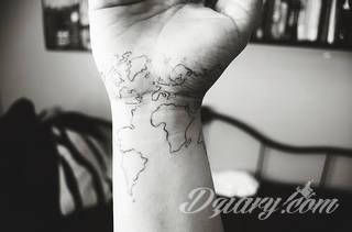 Wzory tatuaży na nadgarstki mogą być zarówno skromne i symboliczne jak i rozbudowane zarówno pod względem formy jak i kolorystyki. Cytaty, niewielkie krzyże, ale też spore koniczyny - wybór jest ogromny. 