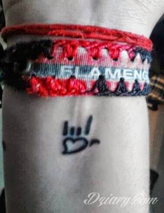 Wzory tatuaży na nadgarstki mogą być zarówno skromne i symboliczne jak i rozbudowane zarówno pod względem formy jak i kolorystyki. Cytaty, niewielkie krzyże, ale też spore koniczyny - wybór jest ogromny. 