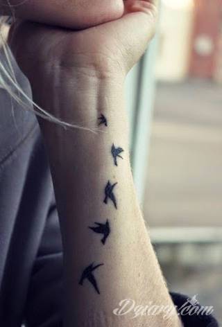 Wzory tatuaży na nadgarstki mogą być zarówno skromne i symboliczne jak i rozbudowane zarówno pod względem formy jak i kolorystyki. Cytaty, niewielkie krzyże, ale też spore koniczyny - wybór jest ogromny. 