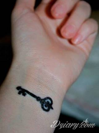 Wzory tatuaży na nadgarstki mogą być zarówno skromne i symboliczne jak i rozbudowane zarówno pod względem formy jak i kolorystyki. Cytaty, niewielkie krzyże, ale też spore koniczyny - wybór jest ogromny. 