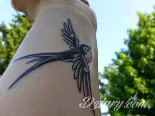 Wzory tatuaży na nadgarstki mogą być zarówno skromne i symboliczne jak i rozbudowane zarówno pod względem formy jak i kolorystyki. Cytaty, niewielkie krzyże, ale też spore koniczyny - wybór jest ogromny. 