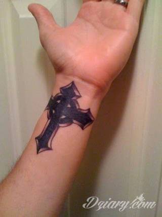 Wzory tatuaży na nadgarstki mogą być zarówno skromne i symboliczne jak i rozbudowane zarówno pod względem formy jak i kolorystyki. Cytaty, niewielkie krzyże, ale też spore koniczyny - wybór jest ogromny. 