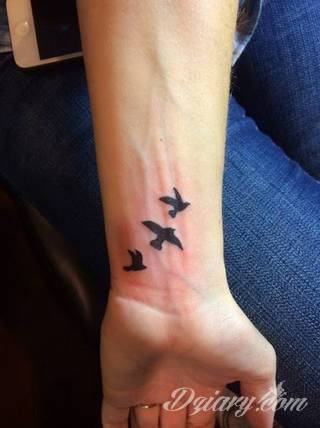 Wzory tatuaży na nadgarstki mogą być zarówno skromne i symboliczne jak i rozbudowane zarówno pod względem formy jak i kolorystyki. Cytaty, niewielkie krzyże, ale też spore koniczyny - wybór jest ogromny. 