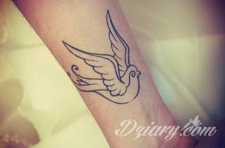 Wzory tatuaży na nadgarstki mogą być zarówno skromne i symboliczne jak i rozbudowane zarówno pod względem formy jak i kolorystyki. Cytaty, niewielkie krzyże, ale też spore koniczyny - wybór jest ogromny. 