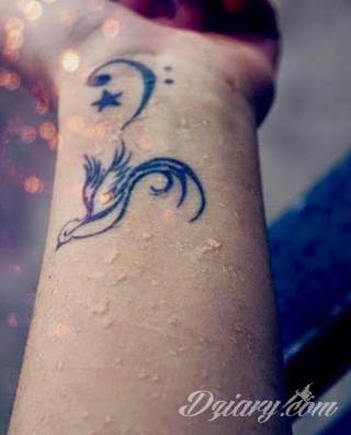 Wzory tatuaży na nadgarstki mogą być zarówno skromne i symboliczne jak i rozbudowane zarówno pod względem formy jak i kolorystyki. Cytaty, niewielkie krzyże, ale też spore koniczyny - wybór jest ogromny. 