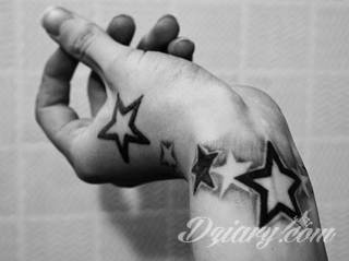 Wzory tatuaży na nadgarstki mogą być zarówno skromne i symboliczne jak i rozbudowane zarówno pod względem formy jak i kolorystyki. Cytaty, niewielkie krzyże, ale też spore koniczyny - wybór jest ogromny. 