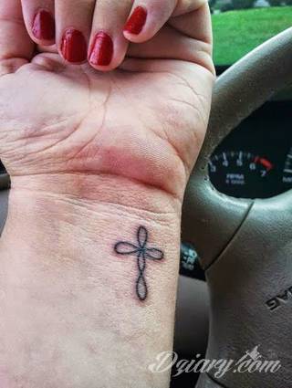 Wzory tatuaży na nadgarstki mogą być zarówno skromne i symboliczne jak i rozbudowane zarówno pod względem formy jak i kolorystyki. Cytaty, niewielkie krzyże, ale też spore koniczyny - wybór jest ogromny. 