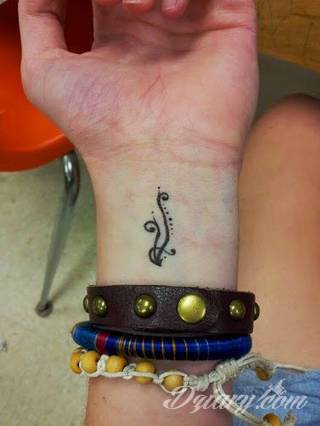 Wzory tatuaży na nadgarstki mogą być zarówno skromne i symboliczne jak i rozbudowane zarówno pod względem formy jak i kolorystyki. Cytaty, niewielkie krzyże, ale też spore koniczyny - wybór jest ogromny. 