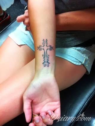Wzory tatuaży na nadgarstki mogą być zarówno skromne i symboliczne jak i rozbudowane zarówno pod względem formy jak i kolorystyki. Cytaty, niewielkie krzyże, ale też spore koniczyny - wybór jest ogromny. 