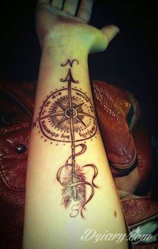 Wzory tatuaży na nadgarstki mogą być zarówno skromne i symboliczne jak i rozbudowane zarówno pod względem formy jak i kolorystyki. Cytaty, niewielkie krzyże, ale też spore koniczyny - wybór jest ogromny. 