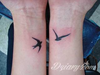 Wzory tatuaży na nadgarstki mogą być zarówno skromne i symboliczne jak i rozbudowane zarówno pod względem formy jak i kolorystyki. Cytaty, niewielkie krzyże, ale też spore koniczyny - wybór jest ogromny. 