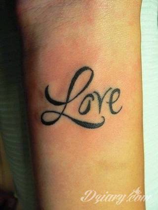 Wzory tatuaży na nadgarstki mogą być zarówno skromne i symboliczne jak i rozbudowane zarówno pod względem formy jak i kolorystyki. Cytaty, niewielkie krzyże, ale też spore koniczyny - wybór jest ogromny. 