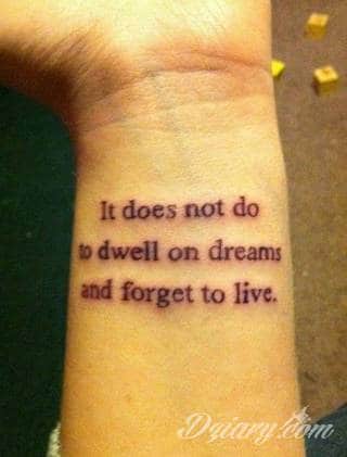 Wzory tatuaży na nadgarstki mogą być zarówno skromne i symboliczne jak i rozbudowane zarówno pod względem formy jak i kolorystyki. Cytaty, niewielkie krzyże, ale też spore koniczyny - wybór jest ogromny. 