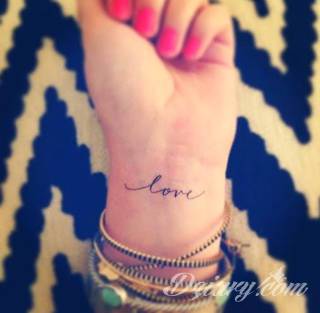 Wzory tatuaży na nadgarstki mogą być zarówno skromne i symboliczne jak i rozbudowane zarówno pod względem formy jak i kolorystyki. Cytaty, niewielkie krzyże, ale też spore koniczyny - wybór jest ogromny. 