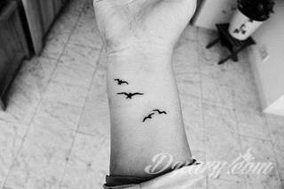 Wzory tatuaży na nadgarstki mogą być zarówno skromne i symboliczne jak i rozbudowane zarówno pod względem formy jak i kolorystyki. Cytaty, niewielkie krzyże, ale też spore koniczyny - wybór jest ogromny. 