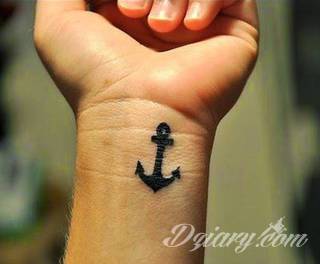 Wzory tatuaży na nadgarstki mogą być zarówno skromne i symboliczne jak i rozbudowane zarówno pod względem formy jak i kolorystyki. Cytaty, niewielkie krzyże, ale też spore koniczyny - wybór jest ogromny. 