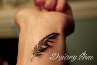 Wzory tatuaży na nadgarstki mogą być zarówno skromne i symboliczne jak i rozbudowane zarówno pod względem formy jak i kolorystyki. Cytaty, niewielkie krzyże, ale też spore koniczyny - wybór jest ogromny. 