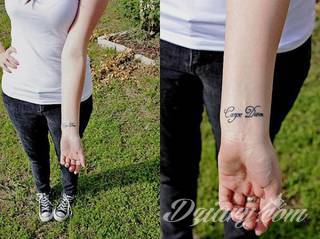 Wzory tatuaży na nadgarstki mogą być zarówno skromne i symboliczne jak i rozbudowane zarówno pod względem formy jak i kolorystyki. Cytaty, niewielkie krzyże, ale też spore koniczyny - wybór jest ogromny. 