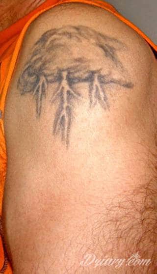 Wzory tatuaży na nadgarstki mogą być zarówno skromne i symboliczne jak i rozbudowane zarówno pod względem formy jak i kolorystyki. Cytaty, niewielkie krzyże, ale też spore koniczyny - wybór jest ogromny. 