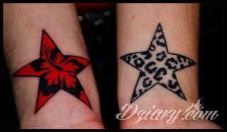 Wzory tatuaży na nadgarstki mogą być zarówno skromne i symboliczne jak i rozbudowane zarówno pod względem formy jak i kolorystyki. Cytaty, niewielkie krzyże, ale też spore koniczyny - wybór jest ogromny. 