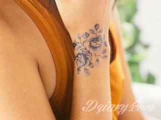 Wzory tatuaży na nadgarstki mogą być zarówno skromne i symboliczne jak i rozbudowane zarówno pod względem formy jak i kolorystyki. Cytaty, niewielkie krzyże, ale też spore koniczyny - wybór jest ogromny. 