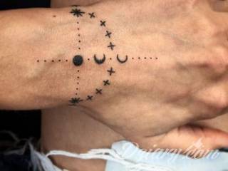 Wzory tatuaży na nadgarstki mogą być zarówno skromne i symboliczne jak i rozbudowane zarówno pod względem formy jak i kolorystyki. Cytaty, niewielkie krzyże, ale też spore koniczyny - wybór jest ogromny. 