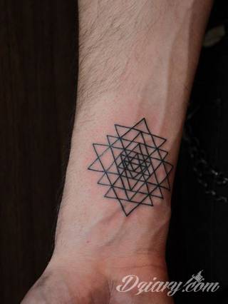 Wzory tatuaży na nadgarstki mogą być zarówno skromne i symboliczne jak i rozbudowane zarówno pod względem formy jak i kolorystyki. Cytaty, niewielkie krzyże, ale też spore koniczyny - wybór jest ogromny. 