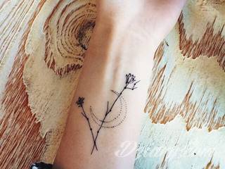 Wzory tatuaży na nadgarstki mogą być zarówno skromne i symboliczne jak i rozbudowane zarówno pod względem formy jak i kolorystyki. Cytaty, niewielkie krzyże, ale też spore koniczyny - wybór jest ogromny. 