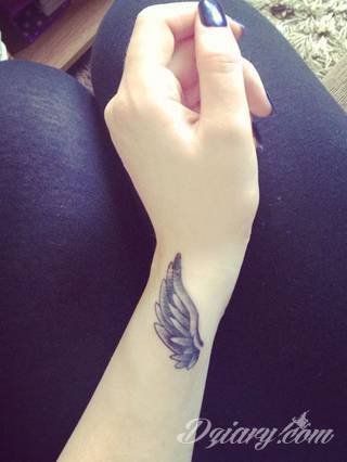 Wzory tatuaży na nadgarstki mogą być zarówno skromne i symboliczne jak i rozbudowane zarówno pod względem formy jak i kolorystyki. Cytaty, niewielkie krzyże, ale też spore koniczyny - wybór jest ogromny. 