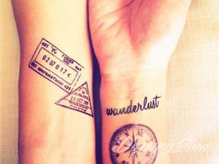 Wzory tatuaży na nadgarstki mogą być zarówno skromne i symboliczne jak i rozbudowane zarówno pod względem formy jak i kolorystyki. Cytaty, niewielkie krzyże, ale też spore koniczyny - wybór jest ogromny. 