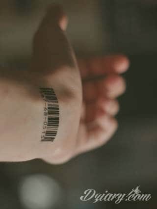 Wzory tatuaży na nadgarstki mogą być zarówno skromne i symboliczne jak i rozbudowane zarówno pod względem formy jak i kolorystyki. Cytaty, niewielkie krzyże, ale też spore koniczyny - wybór jest ogromny. 