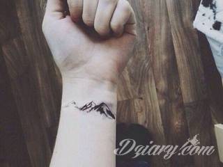 Wzory tatuaży na nadgarstki mogą być zarówno skromne i symboliczne jak i rozbudowane zarówno pod względem formy jak i kolorystyki. Cytaty, niewielkie krzyże, ale też spore koniczyny - wybór jest ogromny. 