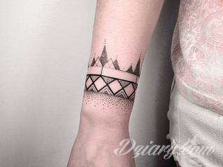 Wzory tatuaży na nadgarstki mogą być zarówno skromne i symboliczne jak i rozbudowane zarówno pod względem formy jak i kolorystyki. Cytaty, niewielkie krzyże, ale też spore koniczyny - wybór jest ogromny. 