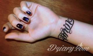 Wzory tatuaży na nadgarstki mogą być zarówno skromne i symboliczne jak i rozbudowane zarówno pod względem formy jak i kolorystyki. Cytaty, niewielkie krzyże, ale też spore koniczyny - wybór jest ogromny. 