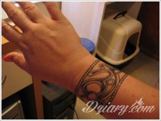 Wzory tatuaży na nadgarstki mogą być zarówno skromne i symboliczne jak i rozbudowane zarówno pod względem formy jak i kolorystyki. Cytaty, niewielkie krzyże, ale też spore koniczyny - wybór jest ogromny. 