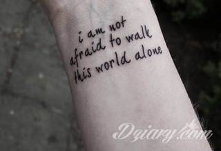 Wzory tatuaży na nadgarstki mogą być zarówno skromne i symboliczne jak i rozbudowane zarówno pod względem formy jak i kolorystyki. Cytaty, niewielkie krzyże, ale też spore koniczyny - wybór jest ogromny. 