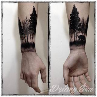 Wzory tatuaży na nadgarstki mogą być zarówno skromne i symboliczne jak i rozbudowane zarówno pod względem formy jak i kolorystyki. Cytaty, niewielkie krzyże, ale też spore koniczyny - wybór jest ogromny. 