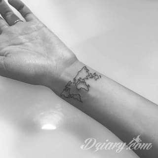 Wzory tatuaży na nadgarstki mogą być zarówno skromne i symboliczne jak i rozbudowane zarówno pod względem formy jak i kolorystyki. Cytaty, niewielkie krzyże, ale też spore koniczyny - wybór jest ogromny. 