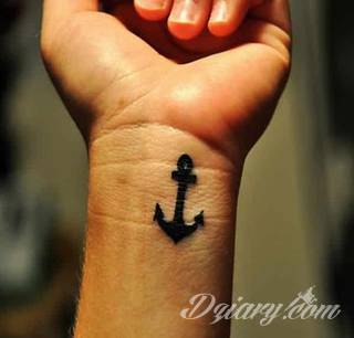 Wzory tatuaży na nadgarstki mogą być zarówno skromne i symboliczne jak i rozbudowane zarówno pod względem formy jak i kolorystyki. Cytaty, niewielkie krzyże, ale też spore koniczyny - wybór jest ogromny. 