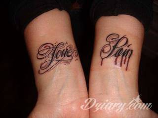 Wzory tatuaży na nadgarstki mogą być zarówno skromne i symboliczne jak i rozbudowane zarówno pod względem formy jak i kolorystyki. Cytaty, niewielkie krzyże, ale też spore koniczyny - wybór jest ogromny. 