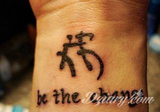 Wzory tatuaży na nadgarstki mogą być zarówno skromne i symboliczne jak i rozbudowane zarówno pod względem formy jak i kolorystyki. Cytaty, niewielkie krzyże, ale też spore koniczyny - wybór jest ogromny. 